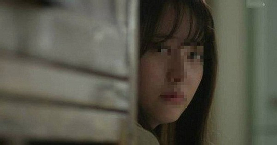 Bố chồng vừa qua đời, tôi vô tình phát hiện bí mật của mẹ chồng khi đi chùa cùng bà