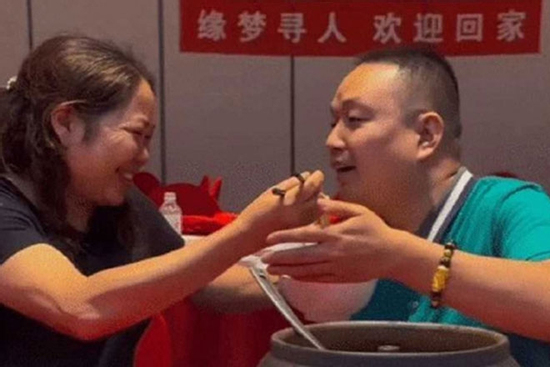 Đứa trẻ bị bắt cóc 33 năm trước thành doanh nhân thành đạt, tìm mẹ ruột báo hiếu