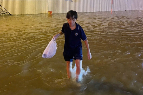 Hà Nội: Đường phố thành sông, học sinh lội nước 4 tiếng vẫn chưa về đến nhà