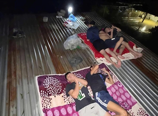 Hình ảnh 'giấc ngủ trên mái nhà' trong vùng lũ khiến triệu người xót xa