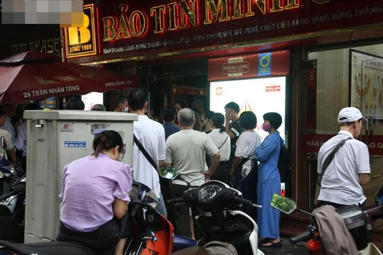 Xếp hàng từ sáng sớm chờ mua vàng giá 138 triệu đồng/lượng: Chuyên gia cảnh báo