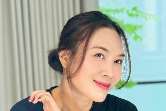 Mỹ Tâm góp 500 triệu đồng, Ngọc Trinh chuyển 300 triệu đồng tới người dân vùng lũ