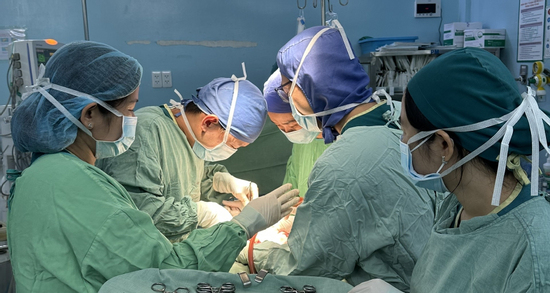 Nhánh cây dài 16cm nằm trong bụng bé gái suốt 4 tháng