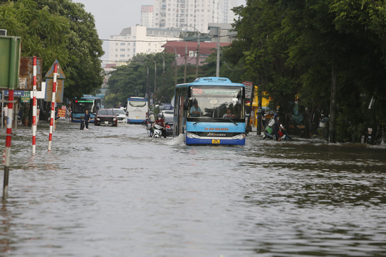Nhiều tuyến đường ở Hà Nội vẫn 'mênh mông biển nước', tài xế phải bất lực quay đầu