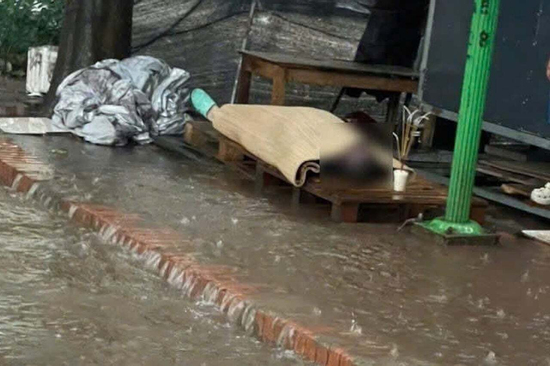 Thực hư người đàn ông tử vong do điện giật khi đi dưới đường ngập ở Hà Nội