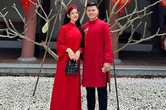Vợ chồng Quang Hải ủng hộ đồng bào vùng lũ, soi sao kê lập tức gây sốt MXH