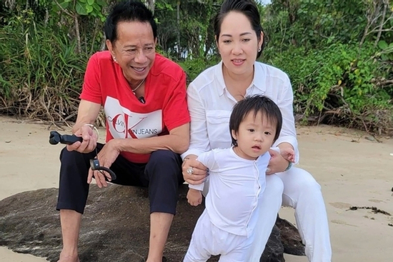 'Vua hài' từng cầm 300 cây vàng mua siêu xe, giờ bán cơm tấm cùng vợ kém 29 tuổi