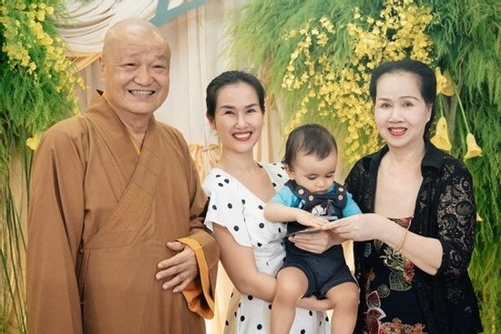 Bố Võ Hạ Trâm xuất gia vẫn về dự sinh nhật 1 tuổi của cháu ngoại