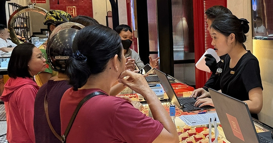 Khách mang tiền mặt mua lượng lớn vàng, phải ra ngân hàng nộp tiền vào tài khoản