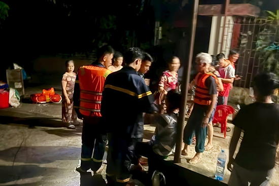 Lật xuồng cứu hộ giữa dòng lũ ở Lạng Sơn, 7 cán bộ được cứu an toàn