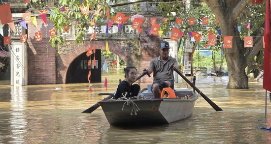 Nước lũ bao vây nghìn hộ ở Bắc Ninh, người dân than: 'Có tiền cũng không mua nổi mớ rau'