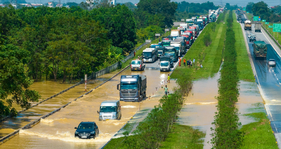 Rời vùng lũ Thái Nguyên, tài xế ô tô gặp cảnh 'thêm một lần đau' trên cao tốc