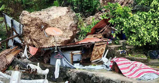 Tảng đá lớn đè bẹp ngôi nhà, 3 người trong một gia đình tử vong