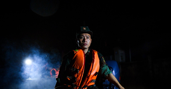 Trắng đêm vượt nước xoáy, mang từng hộp cơm cho người dân Hà Nội bị cô lập