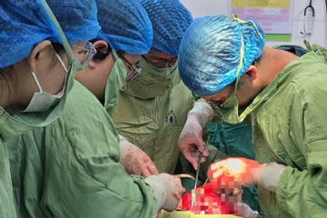 Ca mổ trong đêm cứu người phụ nữ Hà Nội nguy kịch do tự phá thai 27 tuần tại nhà