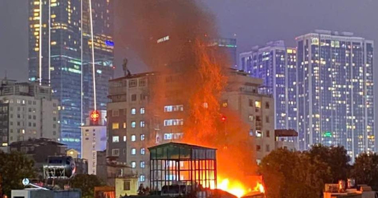 Cháy lớn tại căn nhà trên đường Đê La Thành, Hà Nội