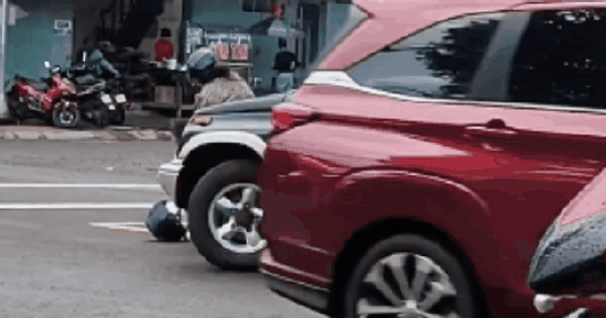 CLIP: Phẫn nộ xe 5 chỗ cố tình tông xe máy chở trẻ nhỏ