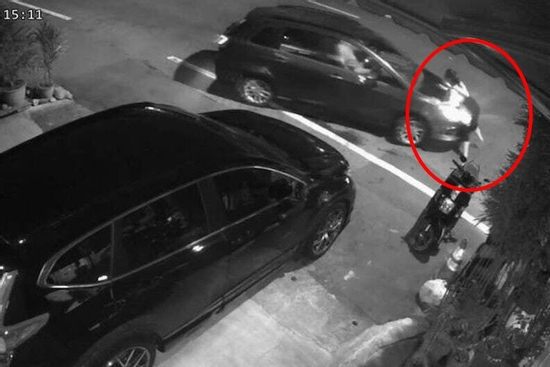 Người phụ nữ nhảy lên nắp capo chặn tình nhân bỏ đi, nhận cái kết thảm khốc