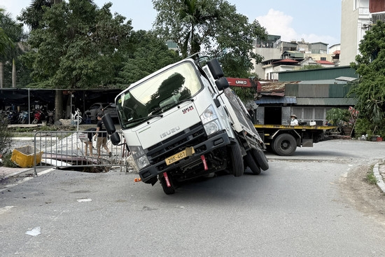 Vụ ô tô bị sụt hố, xe cứu hộ đến cứu cũng sa lầy : Chủ đầu tư giải trình gì?