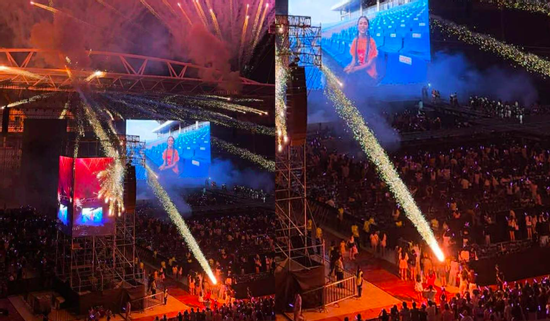 Pháo hoa rơi trúng khán giả concert 'Em xinh say hi', nhiều người hoảng loạn