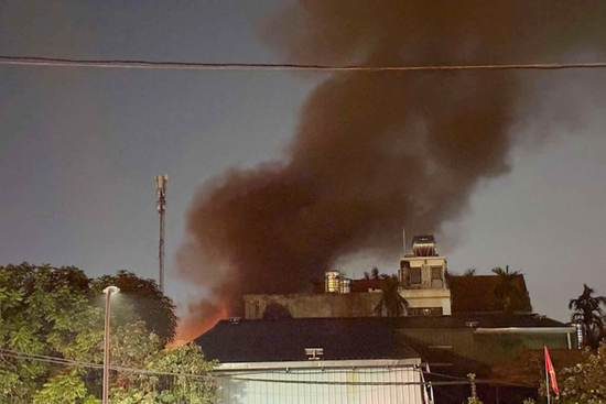 Cháy lớn nhà xưởng ở Hà Nội, máy xúc phá tường để dập lửa