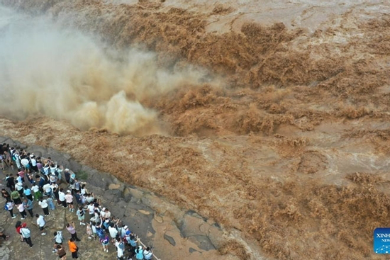 Sông dài thứ hai Trung Quốc đón trận lũ lớn đầu tiên trong năm
