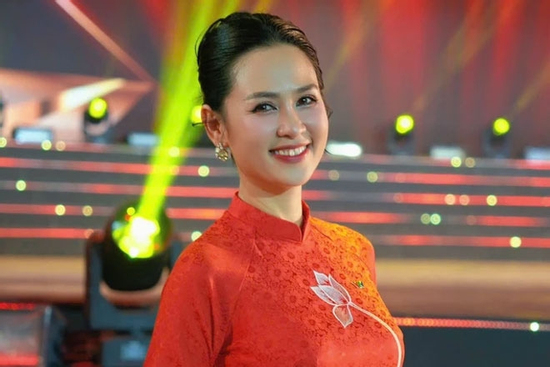 BTV thời sự Thúy Hằng, U50 diện đồ vẫn 'hack tuổi'