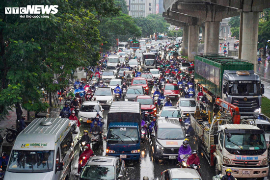 Dân công sở vất vả 'bò từng mét' giữa mưa tầm tã ở Hà Nội