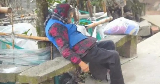 Mẹ già chết cóng giữa đêm lạnh, 4 con trai đùn đẩy vì 'chưa tới lịch chăm': Bi kịch của sự bất hiếu