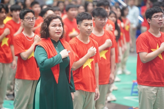 Nữ hiệu trưởng bỏ tiền túi thưởng học sinh đạt giải đi nước ngoài