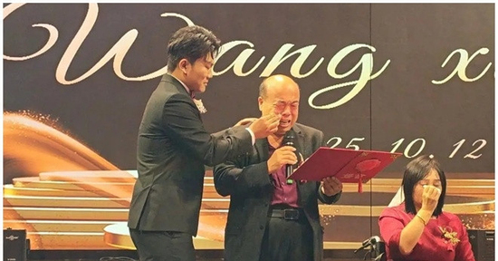 Triệu phú bật khóc trong hôn lễ của con trai thất lạc 25 năm