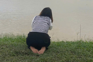 Vụ nghi bố ôm 2 con nhảy cầu: Thắt lòng cảnh mẹ trẻ quỳ gối chờ tin con bên sông