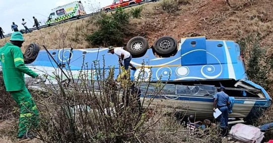 Xe buýt mất lái lao khỏi đường rồi lật ngửa, 42 người tử vong