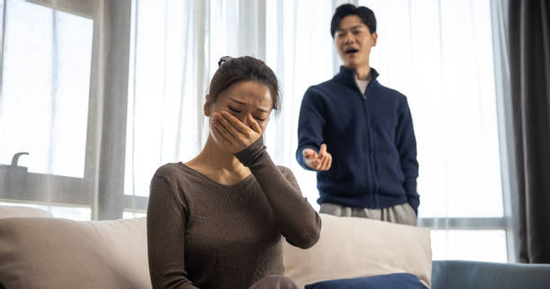 Vợ mới ghen lồng lộn khi thấy vợ cũ vẫn đeo nhẫn cưới