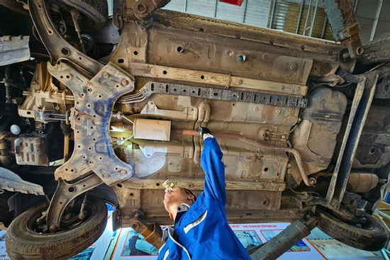 Cuộc 'đại phẫu' hồi sinh hàng trăm ô tô chết lâm sàng sau lũ