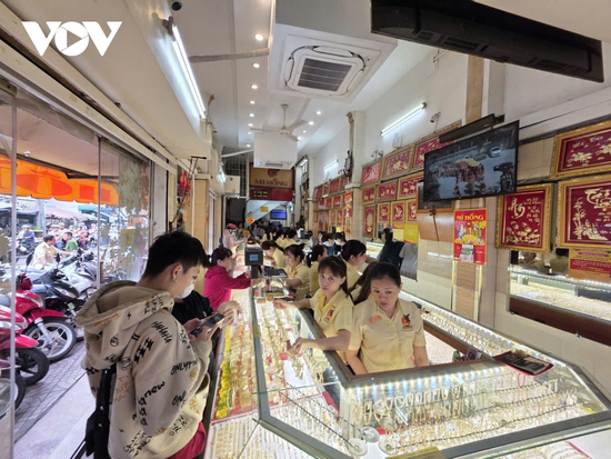Giá vàng đu đỉnh, nhiều người dân ở TP.HCM đổ xô đi mua từ sáng sớm
