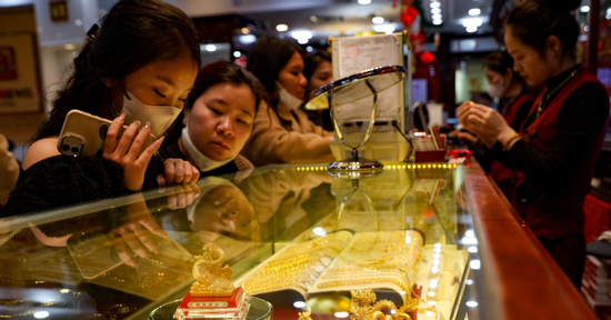 Giá vàng hôm nay 16/10/2025: Nhẫn trơn vượt 152 triệu, vàng thế giới chạm đỉnh?