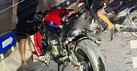 Mô tô phân khối lớn va chạm với xe máy ở Hà Nội, một người bị đứt lìa chân