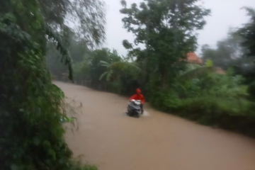 Mưa trắng trời, nhiều nơi ở TP Huế ngập sâu, gần 4000 học sinh nghỉ học