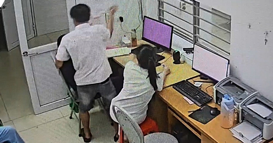 Người đàn ông xông vào bệnh viện, cầm bút đe dọa chọc vào mặt nữ bác sĩ