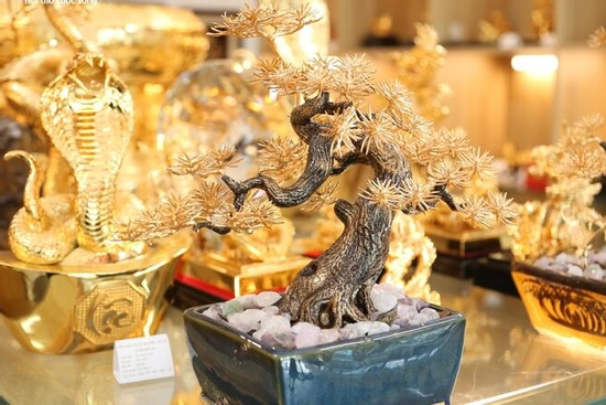 Quà 20/10 độc lạ: Tùng bonsai mạ vàng đắt đỏ, hoa Pickleball lần đầu xuất hiện