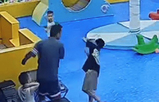 Bé trai 8 tuổi ở Hà Nội bị người lớn tát ù tai trong khu vui chơi