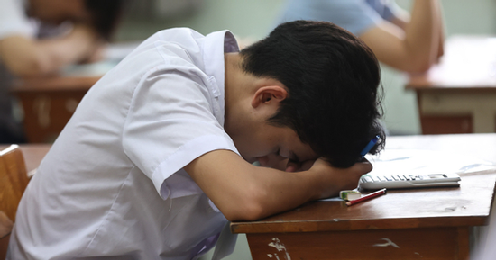 Bị đe dọa tung clip nhạy cảm cắt ghép, nam sinh lớp 12 hoảng loạn cầu cứu mẹ