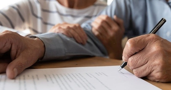 Dù có 2 con ruột, cha dượng vẫn di chúc lại toàn bộ tài sản cho tôi: Lý do khiến ai cũng lặng người