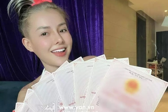 Ngân 98 từng gây sốc khi khoe cầm trên tay cả chục sổ đỏ, chi vài chục tỷ 'chốt đơn' mua đất