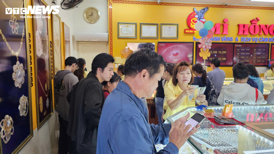 TP.HCM: Chen chân từ 4 giờ sáng 'săn' vàng, cửa hàng bán mỗi người 1 chỉ