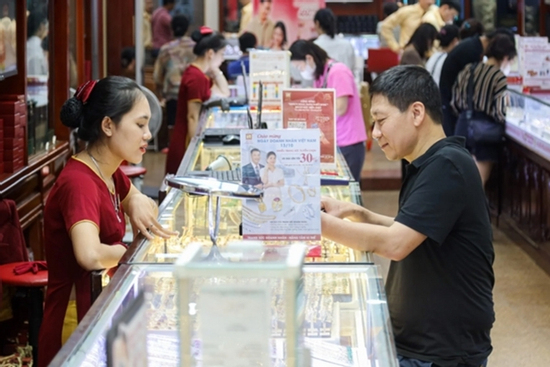 Vàng tăng điên loạn: Người có chút tích trữ còm cõi làm gì để giữ tiền?