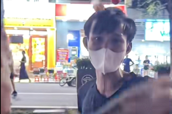 Vụ quấy rối du khách ở Hồ Gươm: Công an mời người bán hàng rong lên làm việc