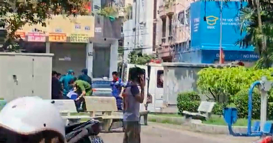 Người đàn ông tử vong trên vỉa hè ở TPHCM, cảnh sát trích xuất camera điều tra