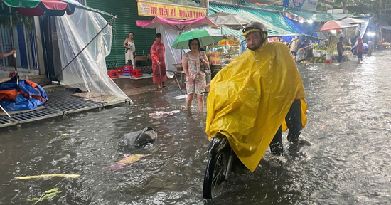 Nhiều tuyến đường ở TPHCM lại ngập như sông, người dân bất lực nhìn nước bẩn tràn vào nhà